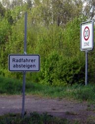 Zusatzzeichen 1012-32 "Radfahrer absteigen" in unzulaessiger Verwendung