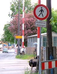 Zusatzzeichen 1012-32 "Radfahrer absteigen" in unzulaessiger Verwendung