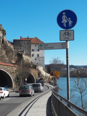 Zeichen 239 mit Zusatzzeichen 'Radfahrer frei'